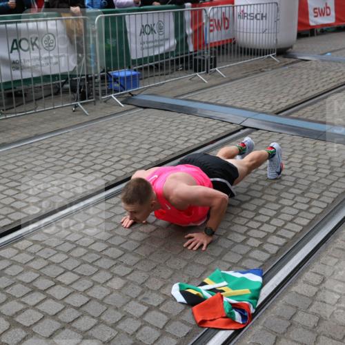 05.10.2025 - 20. swb-Marathon Bremen Yannick Fuchs http://msf.ph/oto/9266851 05.10.2025 12:08:58 Ziel 408 meine-sportfotos.de
