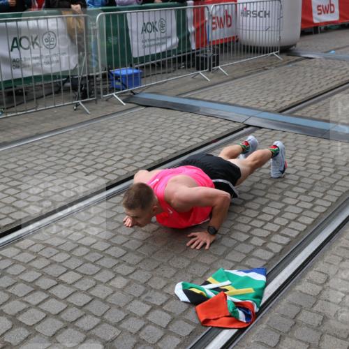05.10.2025 - 20. swb-Marathon Bremen Yannick Fuchs http://msf.ph/oto/9266864 05.10.2025 12:08:58 Ziel 408 meine-sportfotos.de