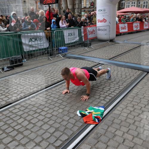 05.10.2025 - 20. swb-Marathon Bremen Yannick Fuchs http://msf.ph/oto/9266876 05.10.2025 12:08:58 Ziel 408 meine-sportfotos.de
