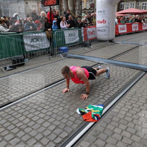 05.10.2025 - 20. swb-Marathon Bremen Yannick Fuchs http://msf.ph/oto/9266884 05.10.2025 12:08:58 Ziel 408 meine-sportfotos.de