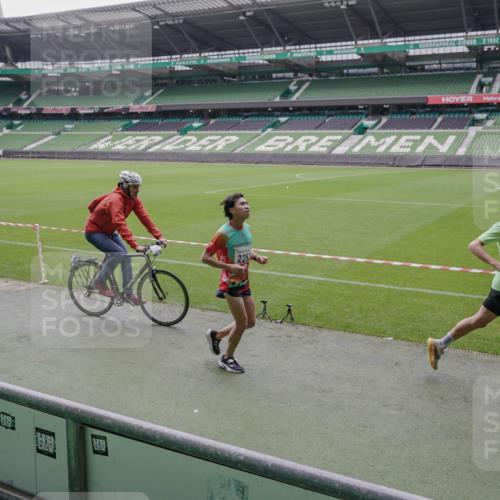 05.10.2025 - 20. swb-Marathon Bremen Michael Burmester http://msf.ph/oto/9266889 05.10.2025 12:29:22 Laufen im Stadion 17, 18, 632, 733, 742, 871, 940, 1063, 1688, 2253, 7751, 62, 2179 meine-sportfotos.de