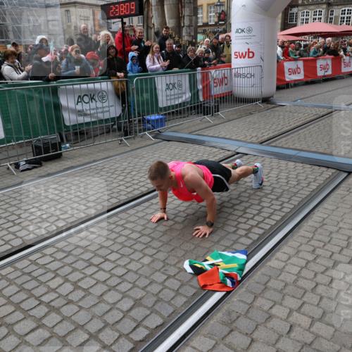 05.10.2025 - 20. swb-Marathon Bremen Yannick Fuchs http://msf.ph/oto/9266891 05.10.2025 12:08:59 Ziel  meine-sportfotos.de