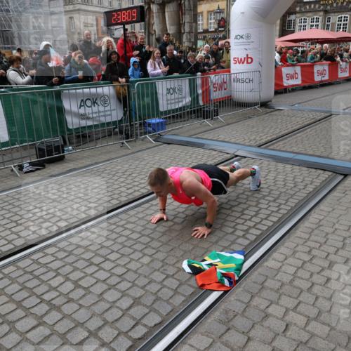 05.10.2025 - 20. swb-Marathon Bremen Yannick Fuchs http://msf.ph/oto/9266903 05.10.2025 12:08:59 Ziel  meine-sportfotos.de