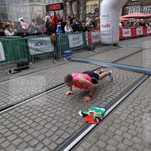 05.10.2025 - 20. swb-Marathon Bremen Yannick Fuchs http://msf.ph/oto/9266909 05.10.2025 12:08:59 Ziel  meine-sportfotos.de
