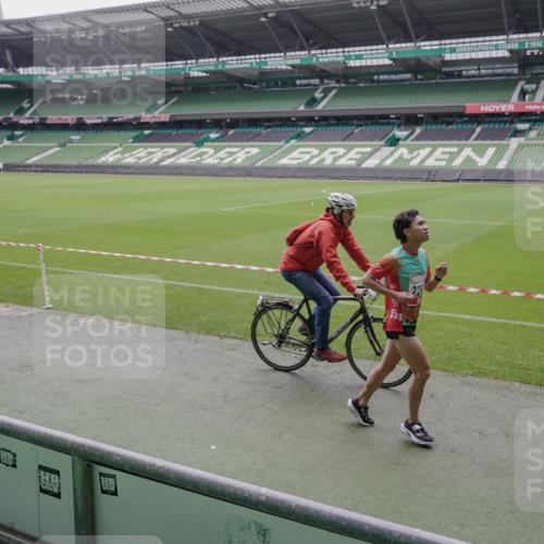 05.10.2025 - 20. swb-Marathon Bremen Michael Burmester http://msf.ph/oto/9266915 05.10.2025 12:29:22 Laufen im Stadion 17, 18, 632, 733, 742, 871, 940, 1063, 1688, 2253, 7751, 62, 2179 meine-sportfotos.de