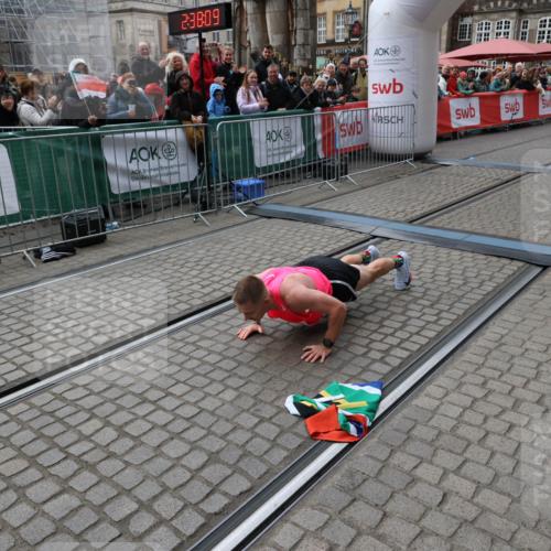 05.10.2025 - 20. swb-Marathon Bremen Yannick Fuchs http://msf.ph/oto/9266920 05.10.2025 12:08:59 Ziel  meine-sportfotos.de