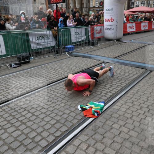 05.10.2025 - 20. swb-Marathon Bremen Yannick Fuchs http://msf.ph/oto/9266927 05.10.2025 12:08:59 Ziel  meine-sportfotos.de