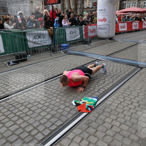 05.10.2025 - 20. swb-Marathon Bremen Yannick Fuchs http://msf.ph/oto/9266935 05.10.2025 12:08:59 Ziel  meine-sportfotos.de