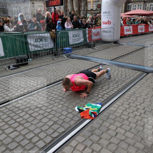 05.10.2025 - 20. swb-Marathon Bremen Yannick Fuchs http://msf.ph/oto/9266946 05.10.2025 12:08:59 Ziel  meine-sportfotos.de