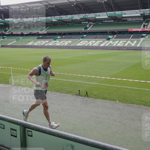 05.10.2025 - 20. swb-Marathon Bremen Michael Burmester http://msf.ph/oto/9266951 05.10.2025 12:29:29 Laufen im Stadion 17, 18, 632, 742, 871, 1063, 1688, 2253, 7751, 62, 733, 940, 2179 meine-sportfotos.de