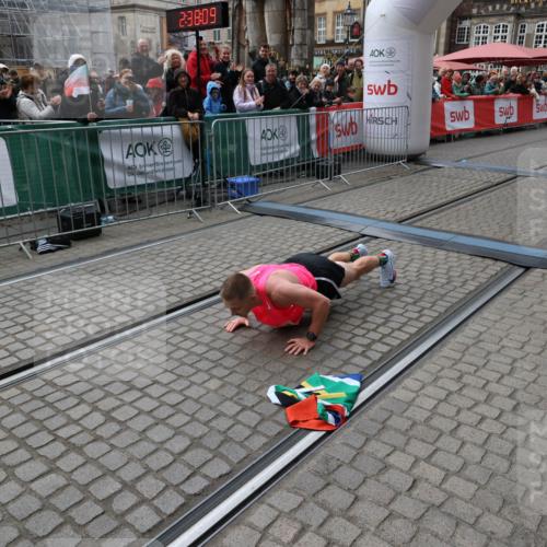 05.10.2025 - 20. swb-Marathon Bremen Yannick Fuchs http://msf.ph/oto/9266956 05.10.2025 12:08:59 Ziel  meine-sportfotos.de