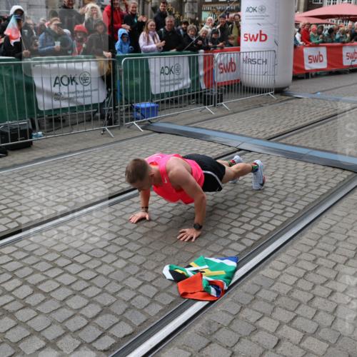 05.10.2025 - 20. swb-Marathon Bremen Yannick Fuchs http://msf.ph/oto/9266964 05.10.2025 12:08:59 Ziel  meine-sportfotos.de