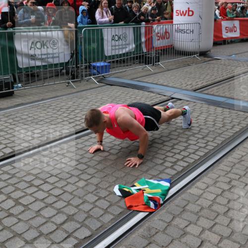 05.10.2025 - 20. swb-Marathon Bremen Yannick Fuchs http://msf.ph/oto/9266972 05.10.2025 12:08:59 Ziel  meine-sportfotos.de