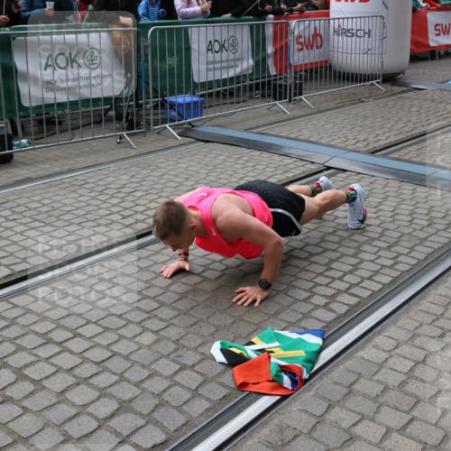05.10.2025 - 20. swb-Marathon Bremen Yannick Fuchs http://msf.ph/oto/9266982 05.10.2025 12:08:59 Ziel  meine-sportfotos.de