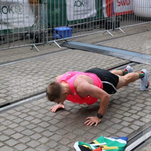 05.10.2025 - 20. swb-Marathon Bremen Yannick Fuchs http://msf.ph/oto/9266989 05.10.2025 12:09:00 Ziel  meine-sportfotos.de