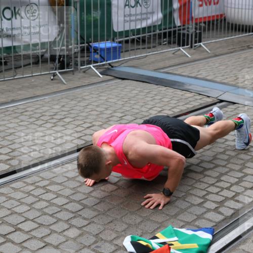 05.10.2025 - 20. swb-Marathon Bremen Yannick Fuchs http://msf.ph/oto/9266996 05.10.2025 12:09:00 Ziel  meine-sportfotos.de