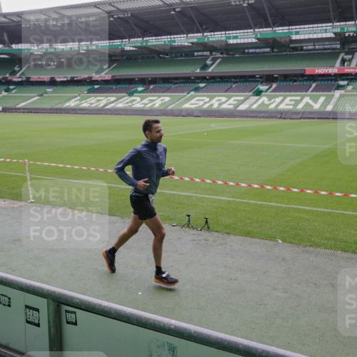 05.10.2025 - 20. swb-Marathon Bremen Michael Burmester http://msf.ph/oto/9266997 05.10.2025 12:30:24 Laufen im Stadion 603, 618, 999, 1565, 5060, 17, 1063, 7751 meine-sportfotos.de