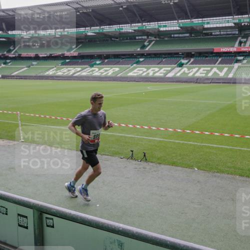 05.10.2025 - 20. swb-Marathon Bremen Michael Burmester http://msf.ph/oto/9267025 05.10.2025 12:30:36 Laufen im Stadion 419, 426, 603, 618, 999, 1565, 1647, 2056, 2133, 5060, 7751 meine-sportfotos.de