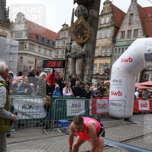 05.10.2025 - 20. swb-Marathon Bremen Yannick Fuchs http://msf.ph/oto/9267028 05.10.2025 12:09:02 Ziel  meine-sportfotos.de
