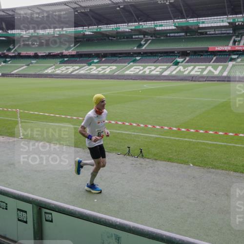 05.10.2025 - 20. swb-Marathon Bremen Michael Burmester http://msf.ph/oto/9267042 05.10.2025 12:30:38 Laufen im Stadion 419, 426, 603, 618, 999, 1565, 1647, 2056, 2133, 5060, 7751 meine-sportfotos.de