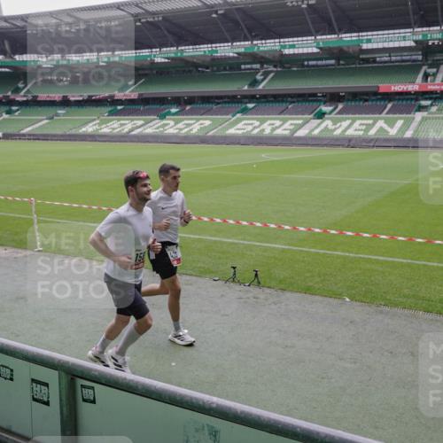 05.10.2025 - 20. swb-Marathon Bremen Michael Burmester http://msf.ph/oto/9267079 05.10.2025 12:30:42 Laufen im Stadion 419, 426, 603, 618, 999, 1293, 1565, 1647, 2056, 2133, 5060 meine-sportfotos.de