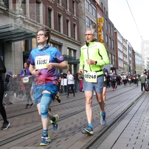 05.10.2025 - 20. swb-Marathon Bremen Strokosch-Dieckow http://msf.ph/oto/9267118 05.10.2025 11:05:53 Ziel 7979, 9205, 9228, 9355, 9387, 9438, 9523, 9712, 9786, 9931, 10081, 10095, 10100, 10101, 10152, 10192, 10243, 10249, 10374, 10404, 10462, 10587, 10597, 10611, 10623, 10640, 10848, 11065, 11092, 11134, 11169, 11231, 11233, 11296, 11433, 11468, 11485, 11525, 7979, 9205, 9228, 9355, 9387, 9438, 9523, 9712, 9786, 9931, 10081, 10095, 10100, 10101, 10152, 10192, 10243, 10249, 10374, 10404, 10462, 10587, 10597, 10611, 10623, 10640, 10848, 11065, 11092, 11134, 11169, 11468 meine-sportfotos.de
