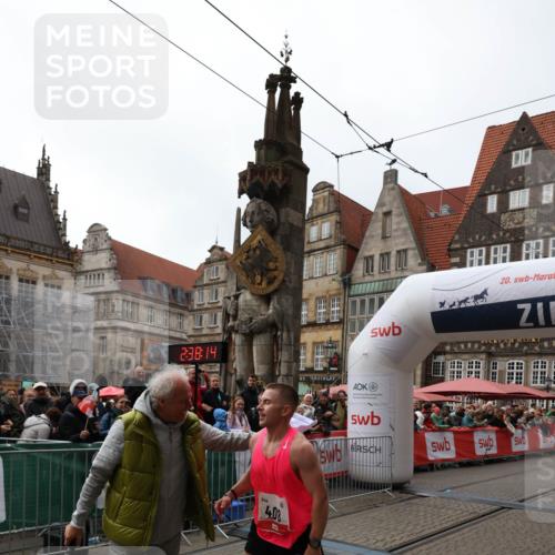 05.10.2025 - 20. swb-Marathon Bremen Yannick Fuchs http://msf.ph/oto/9267120 05.10.2025 12:09:03 Ziel  meine-sportfotos.de