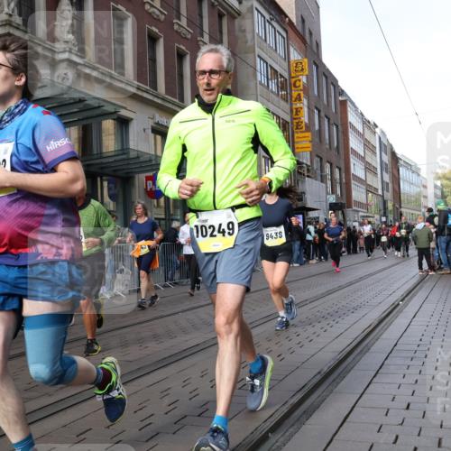 05.10.2025 - 20. swb-Marathon Bremen Strokosch-Dieckow http://msf.ph/oto/9267133 05.10.2025 11:05:53 Ziel 7979, 9205, 9228, 9355, 9387, 9438, 9523, 9712, 9786, 9931, 10081, 10095, 10100, 10101, 10152, 10192, 10243, 10249, 10374, 10404, 10462, 10587, 10597, 10611, 10623, 10640, 10848, 11065, 11092, 11134, 11169, 11231, 11233, 11296, 11433, 11468, 11485, 11525, 7979, 9205, 9228, 9355, 9387, 9438, 9523, 9712, 9786, 9931, 10081, 10095, 10100, 10101, 10152, 10192, 10243, 10249, 10374, 10404, 10462, 10587, 10597, 10611, 10623, 10640, 10848, 11065, 11092, 11134, 11169, 11468 meine-sportfotos.de
