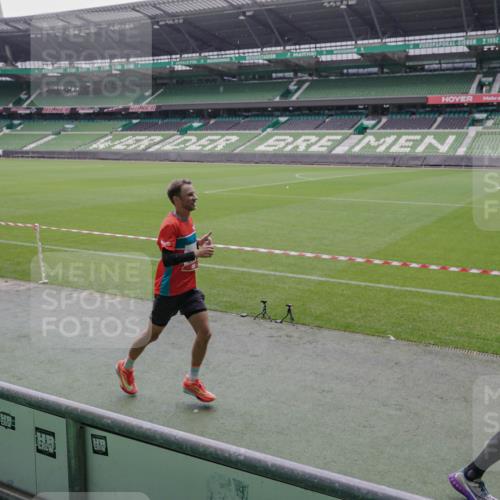 05.10.2025 - 20. swb-Marathon Bremen Michael Burmester http://msf.ph/oto/9267140 05.10.2025 12:30:45 Laufen im Stadion 419, 426, 603, 618, 999, 1293, 1565, 1647, 2056, 2133, 5060 meine-sportfotos.de