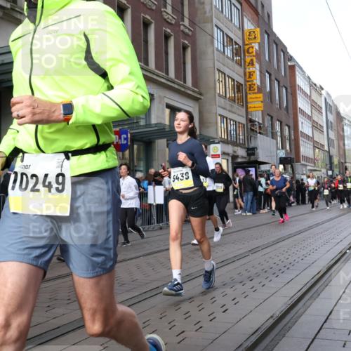 05.10.2025 - 20. swb-Marathon Bremen Strokosch-Dieckow http://msf.ph/oto/9267144 05.10.2025 11:05:54 Ziel 7979, 9205, 9228, 9355, 9387, 9438, 9523, 9712, 9786, 9931, 10081, 10095, 10100, 10101, 10152, 10192, 10243, 10249, 10374, 10404, 10462, 10587, 10597, 10611, 10623, 10640, 10848, 11065, 11092, 11134, 11169, 11195, 11231, 11233, 11296, 11433, 11485, 11525, 7979, 9205, 9228, 9355, 9387, 9438, 9523, 9712, 9786, 9931, 10081, 10095, 10100, 10101, 10152, 10192, 10243, 10249, 10374, 10404, 10462, 10587, 10597, 10611, 10623, 10640, 10848, 11065, 11092, 11134, 11169, 11195 meine-sportfotos.de