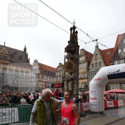 05.10.2025 - 20. swb-Marathon Bremen Yannick Fuchs http://msf.ph/oto/9267146 05.10.2025 12:09:04 Ziel  meine-sportfotos.de