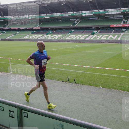 05.10.2025 - 20. swb-Marathon Bremen Michael Burmester http://msf.ph/oto/9267157 05.10.2025 12:30:54 Laufen im Stadion 419, 426, 603, 618, 999, 1293, 1565, 1647, 1814, 2056, 2133, 5060 meine-sportfotos.de