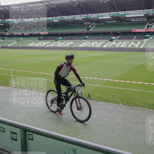 05.10.2025 - 20. swb-Marathon Bremen Michael Burmester http://msf.ph/oto/9267176 05.10.2025 12:30:59 Laufen im Stadion 6, 8, 419, 426, 603, 618, 999, 1293, 1565, 1647, 1814, 2056, 2133, 5060, 9110 meine-sportfotos.de