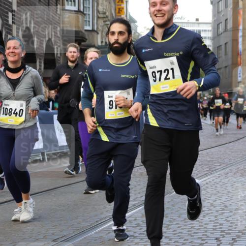 05.10.2025 - 20. swb-Marathon Bremen Strokosch-Dieckow http://msf.ph/oto/9267177 05.10.2025 11:08:55 Ziel 9184, 9466, 9721, 9774, 9853, 9912, 10031, 10087, 10248, 10458, 10714, 10840, 11126, 11142 meine-sportfotos.de