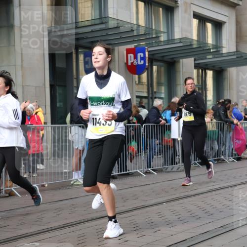 05.10.2025 - 20. swb-Marathon Bremen Strokosch-Dieckow http://msf.ph/oto/9267188 05.10.2025 11:05:55 Ziel 7979, 9205, 9228, 9355, 9387, 9438, 9523, 9712, 9764, 9786, 10081, 10095, 10100, 10101, 10152, 10192, 10243, 10249, 10374, 10404, 10462, 10587, 10597, 10611, 10623, 10640, 10848, 11065, 11092, 11134, 11169, 11195, 11231, 11233, 11296, 11433, 11485, 11525, 7979, 9205, 9228, 9355, 9387, 9438, 9523, 9712, 9764, 9786, 10081, 10095, 10100, 10101, 10152, 10192, 10243, 10249, 10374, 10404, 10462, 10587, 10597, 10611, 10623, 10640, 10848, 11065, 11092, 11134, 11169, 11195 meine-sportfotos.de