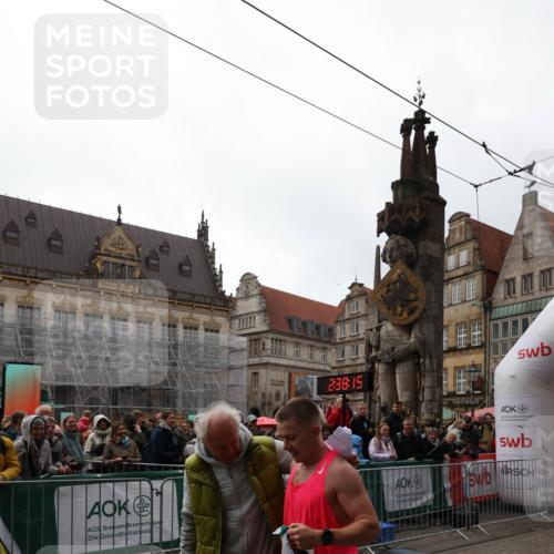 05.10.2025 - 20. swb-Marathon Bremen Yannick Fuchs http://msf.ph/oto/9267192 05.10.2025 12:09:05 Ziel  meine-sportfotos.de