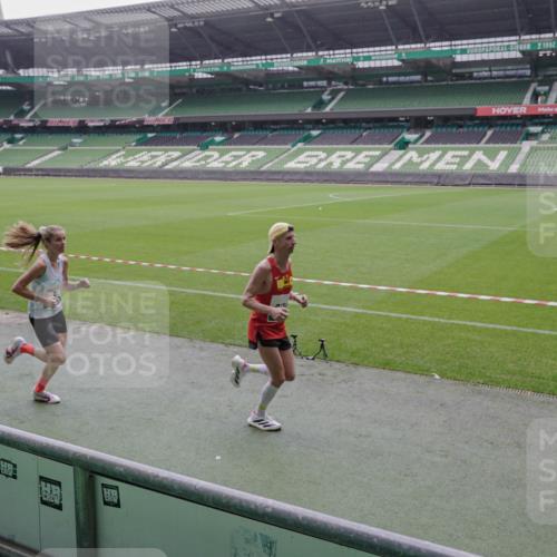05.10.2025 - 20. swb-Marathon Bremen Michael Burmester http://msf.ph/oto/9267199 05.10.2025 12:31:03 Laufen im Stadion 6, 8, 419, 426, 603, 618, 999, 1293, 1565, 1647, 1814, 2056, 2133, 9110, 5060 meine-sportfotos.de