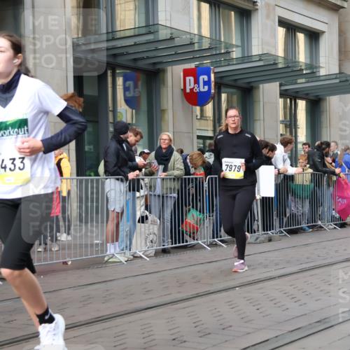 05.10.2025 - 20. swb-Marathon Bremen Strokosch-Dieckow http://msf.ph/oto/9267200 05.10.2025 11:05:55 Ziel 7979, 9205, 9228, 9355, 9387, 9438, 9523, 9712, 9764, 9786, 10081, 10095, 10100, 10101, 10152, 10192, 10243, 10249, 10374, 10404, 10462, 10587, 10597, 10611, 10623, 10640, 10848, 11065, 11092, 11134, 11169, 11195, 11231, 11233, 11296, 11433, 11485, 11525, 7979, 9205, 9228, 9355, 9387, 9438, 9523, 9712, 9764, 9786, 10081, 10095, 10100, 10101, 10152, 10192, 10243, 10249, 10374, 10404, 10462, 10587, 10597, 10611, 10623, 10640, 10848, 11065, 11092, 11134, 11169, 11195 meine-sportfotos.de