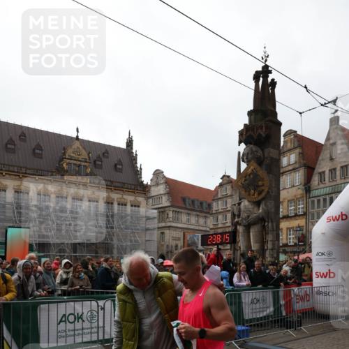05.10.2025 - 20. swb-Marathon Bremen Yannick Fuchs http://msf.ph/oto/9267202 05.10.2025 12:09:05 Ziel  meine-sportfotos.de