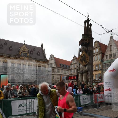 05.10.2025 - 20. swb-Marathon Bremen Yannick Fuchs http://msf.ph/oto/9267212 05.10.2025 12:09:05 Ziel  meine-sportfotos.de