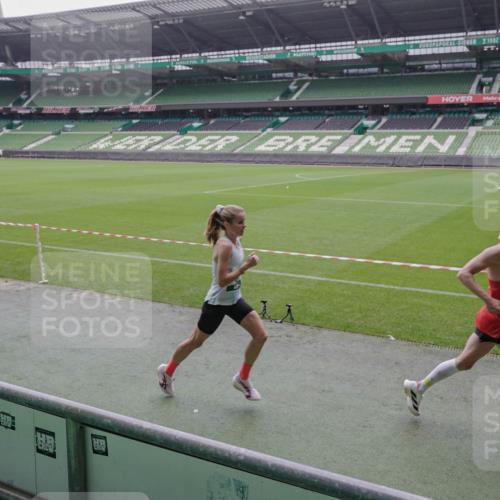 05.10.2025 - 20. swb-Marathon Bremen Michael Burmester http://msf.ph/oto/9267216 05.10.2025 12:31:03 Laufen im Stadion 6, 8, 419, 426, 603, 618, 999, 1293, 1565, 1647, 1814, 2056, 2133, 9110, 5060 meine-sportfotos.de