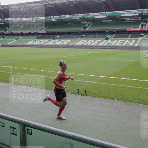 05.10.2025 - 20. swb-Marathon Bremen Michael Burmester http://msf.ph/oto/9267234 05.10.2025 12:31:04 Laufen im Stadion 6, 8, 419, 426, 603, 618, 999, 1293, 1565, 1647, 1814, 2056, 2133, 9110, 5060 meine-sportfotos.de