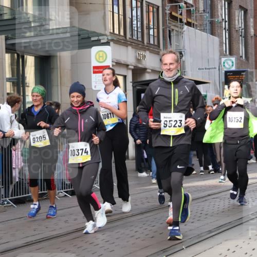 05.10.2025 - 20. swb-Marathon Bremen Strokosch-Dieckow http://msf.ph/oto/9267261 05.10.2025 11:06:00 Ziel 7979, 9205, 9228, 9387, 9438, 9523, 9712, 9764, 9786, 9998, 10152, 10192, 10243, 10249, 10374, 10404, 10462, 10611, 10623, 10640, 10732, 10848, 10912, 11065, 11092, 11143, 11169, 11195, 11231, 11233, 11270, 11296, 11365, 11433, 11485, 7979, 9205, 9228, 9387, 9438, 9523, 9712, 9764, 9786, 9998, 10152, 10192, 10243, 10249, 10374, 10404, 10462, 10611, 10623, 10640, 10732, 10848, 10912, 11065, 11092, 11143, 11169, 11195, 11270, 11365 meine-sportfotos.de