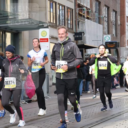 05.10.2025 - 20. swb-Marathon Bremen Strokosch-Dieckow http://msf.ph/oto/9267273 05.10.2025 11:06:01 Ziel 7979, 9205, 9228, 9387, 9438, 9523, 9712, 9764, 9998, 10152, 10192, 10243, 10249, 10374, 10404, 10462, 10611, 10623, 10640, 10699, 10732, 10848, 10912, 11065, 11092, 11143, 11169, 11195, 11231, 11233, 11270, 11296, 11365, 11433, 11485, 7979, 9205, 9228, 9387, 9438, 9523, 9712, 9764, 9998, 10152, 10192, 10243, 10249, 10374, 10404, 10462, 10611, 10623, 10640, 10699, 10732, 10848, 10912, 11065, 11092, 11143, 11169, 11195, 11270, 11365 meine-sportfotos.de