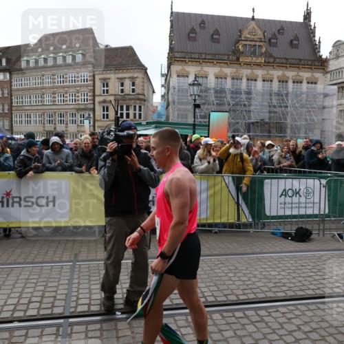 05.10.2025 - 20. swb-Marathon Bremen Yannick Fuchs http://msf.ph/oto/9267283 05.10.2025 12:09:30 Ziel  meine-sportfotos.de