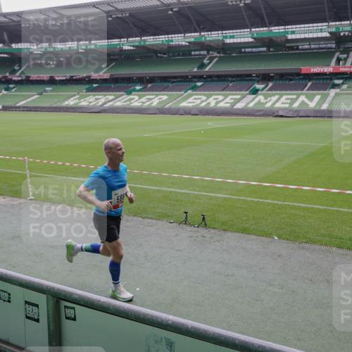 05.10.2025 - 20. swb-Marathon Bremen Michael Burmester http://msf.ph/oto/9267291 05.10.2025 12:31:40 Laufen im Stadion 6, 8, 566, 938, 1293, 1814, 2054, 9110, 419, 426, 603, 999, 1565, 1647, 2056, 2133 meine-sportfotos.de