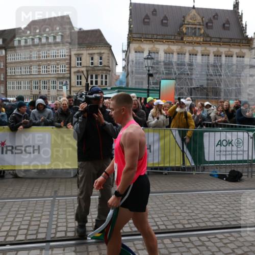05.10.2025 - 20. swb-Marathon Bremen Yannick Fuchs http://msf.ph/oto/9267294 05.10.2025 12:09:31 Ziel  meine-sportfotos.de