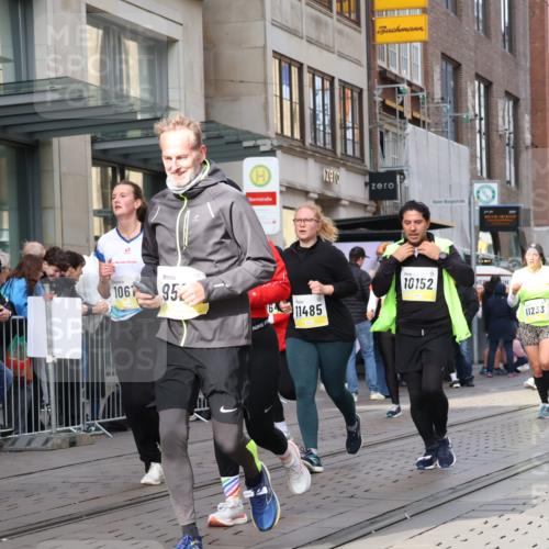 05.10.2025 - 20. swb-Marathon Bremen Strokosch-Dieckow http://msf.ph/oto/9267300 05.10.2025 11:06:01 Ziel 7979, 9205, 9228, 9387, 9438, 9523, 9712, 9764, 9998, 10152, 10192, 10243, 10249, 10374, 10404, 10462, 10611, 10623, 10640, 10699, 10732, 10848, 10912, 11065, 11092, 11143, 11169, 11195, 11231, 11233, 11270, 11296, 11365, 11433, 11485, 7979, 9205, 9228, 9387, 9438, 9523, 9712, 9764, 9998, 10152, 10192, 10243, 10249, 10374, 10404, 10462, 10611, 10623, 10640, 10699, 10732, 10848, 10912, 11065, 11092, 11143, 11169, 11195, 11270, 11365 meine-sportfotos.de