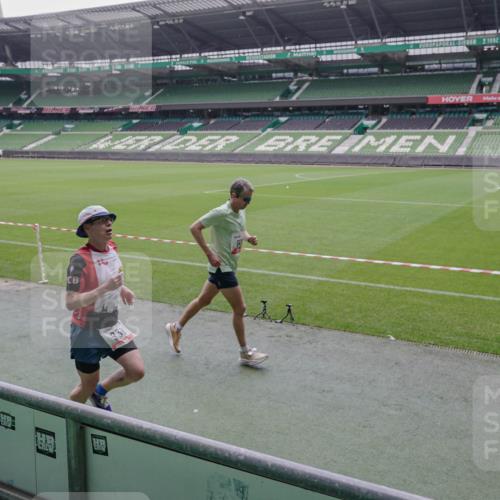 05.10.2025 - 20. swb-Marathon Bremen Michael Burmester http://msf.ph/oto/9267309 05.10.2025 12:31:57 Laufen im Stadion 6, 8, 141, 566, 569, 938, 1093, 1665, 2054, 9110, 1293, 1814, 9110 meine-sportfotos.de