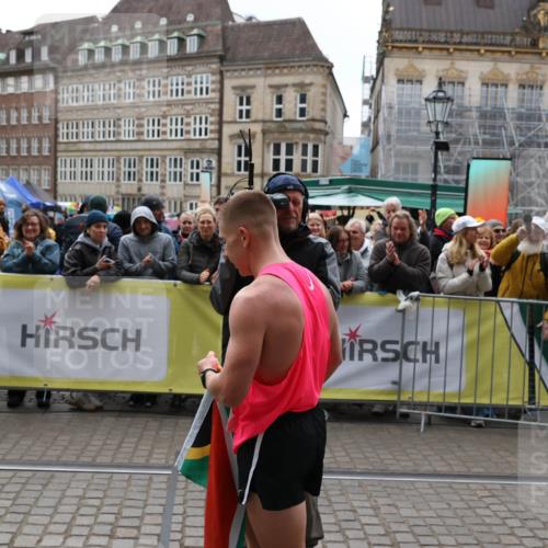 05.10.2025 - 20. swb-Marathon Bremen Yannick Fuchs http://msf.ph/oto/9267314 05.10.2025 12:09:31 Ziel  meine-sportfotos.de